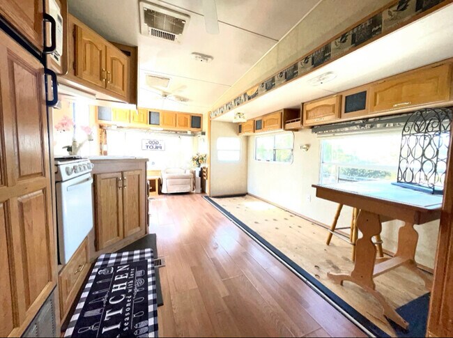 Foto del edificio - 1 E Middlefield Rd