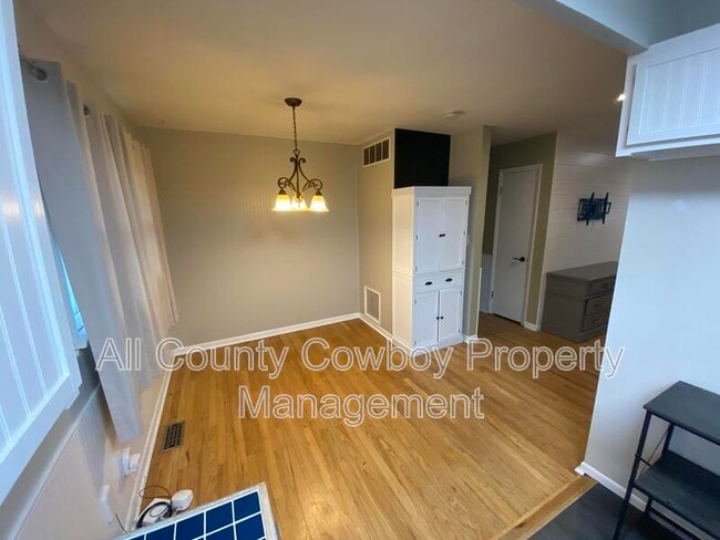 Building Photo - 1007 Sanders Dr