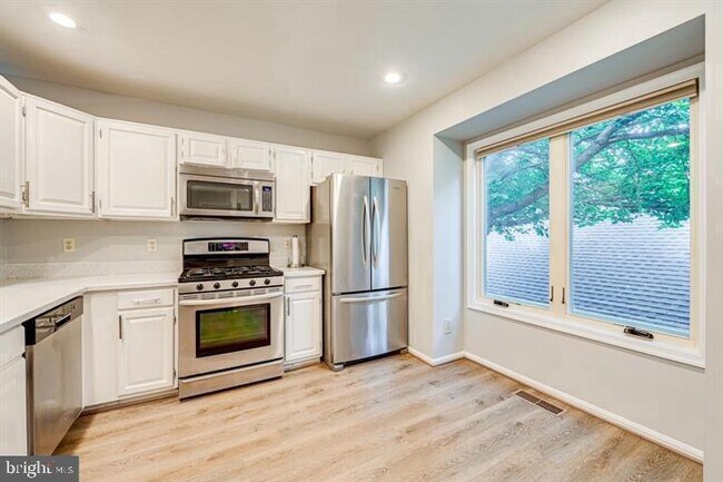Building Photo - 4015 Lake Glen Rd