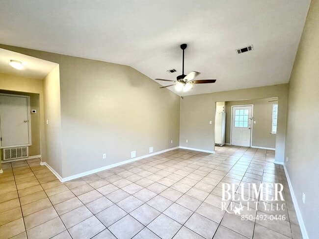 Building Photo - Charming Home 3BR/2BA Move in Ready Locate...