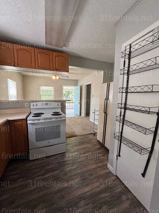 Building Photo - Two bed one bath available now!