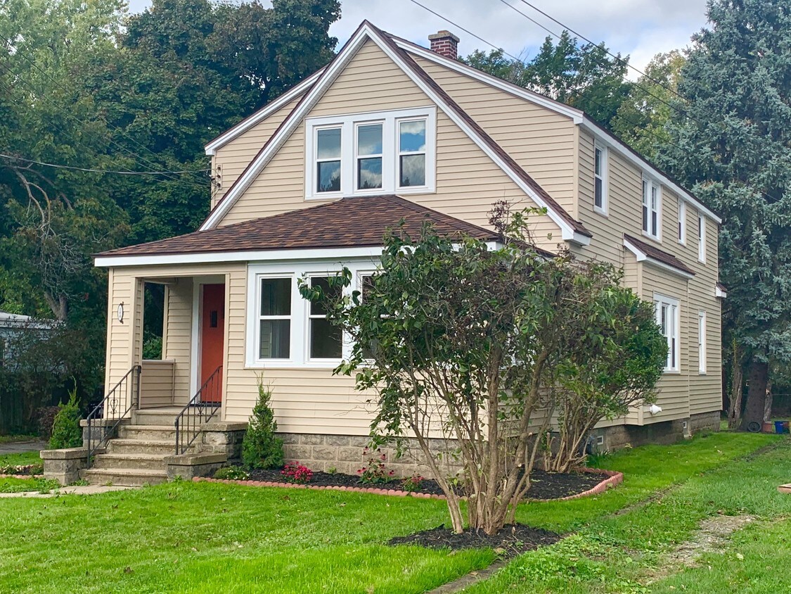 104 Garden Pkwy, Buffalo, NY 14221