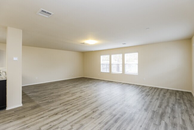 Foto del edificio - 5121 Lost Oak Dr