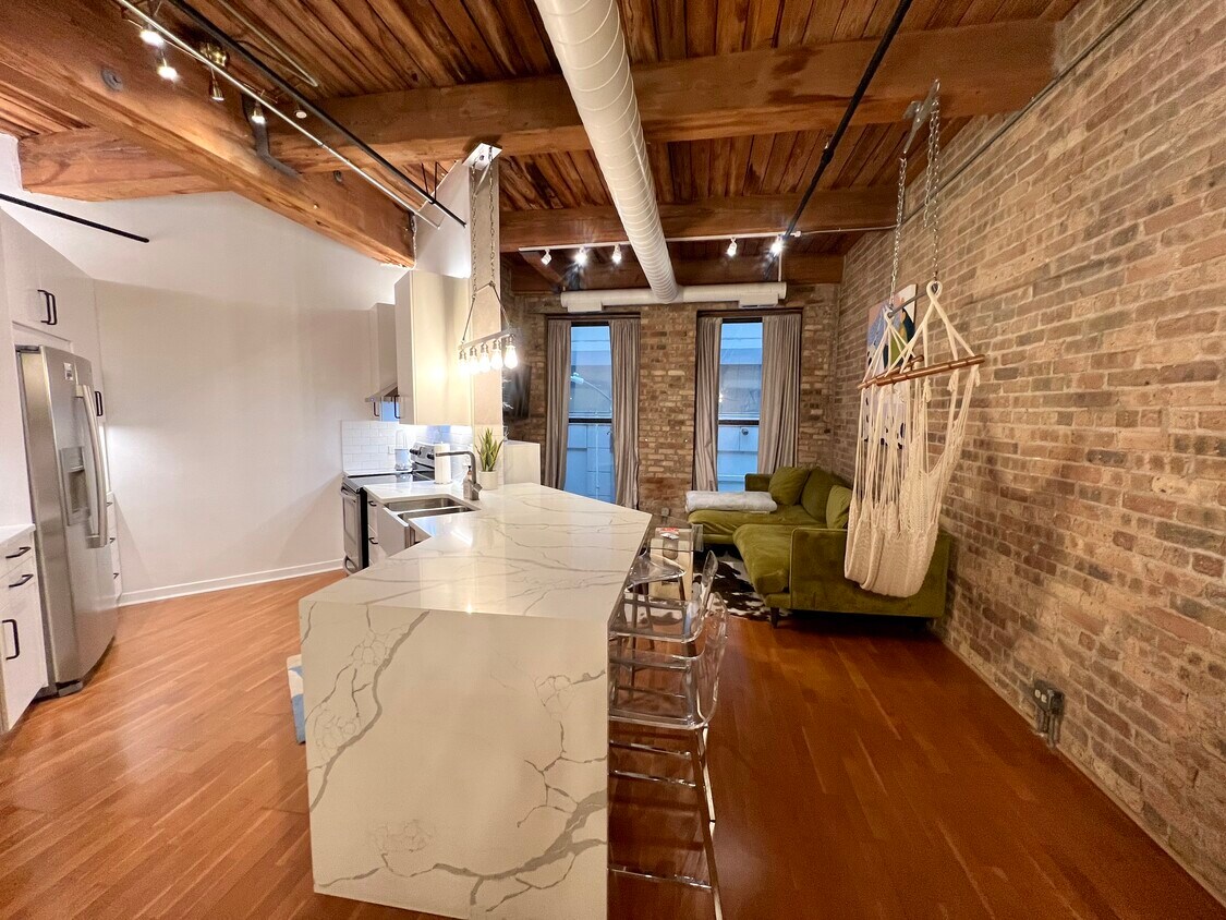 Primary Photo - 225 W Huron St