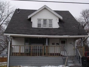 Building Photo - 528 Inman St