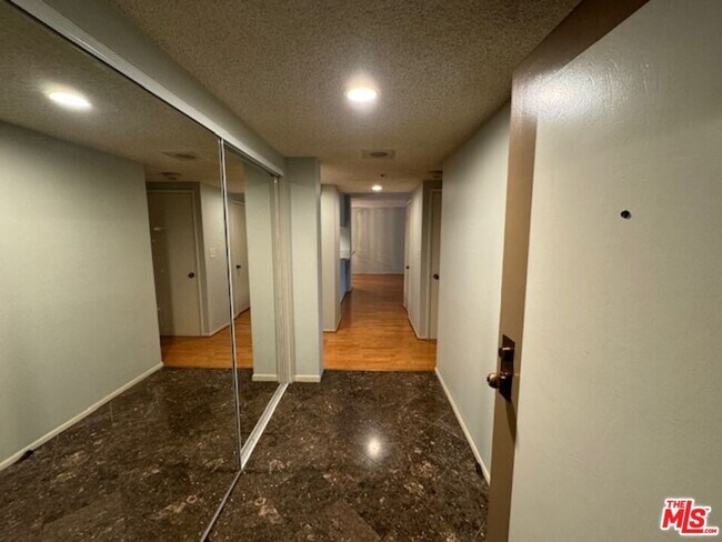 Foto del edificio - 600 W 9th St