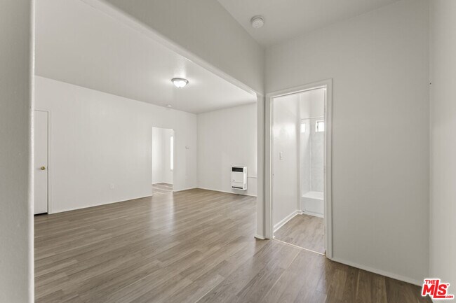 Foto del edificio - 842 W 83rd St