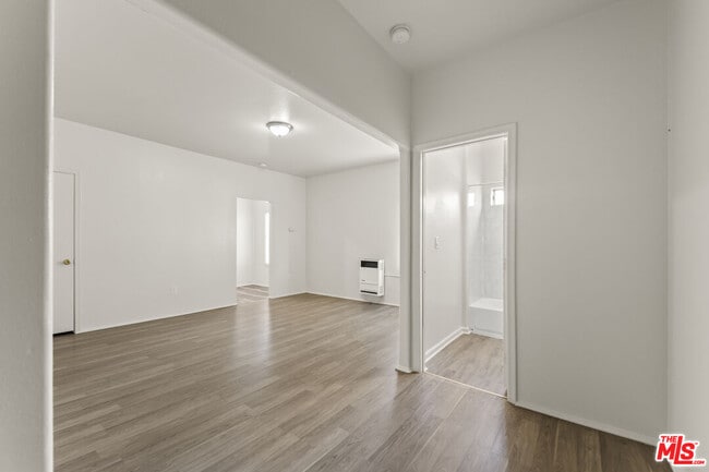 Building Photo - 842 W 83rd St