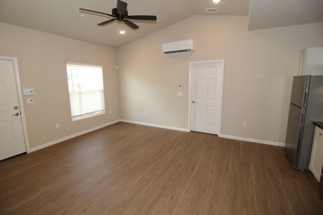 Foto del edificio - 1319 E Portals Ave