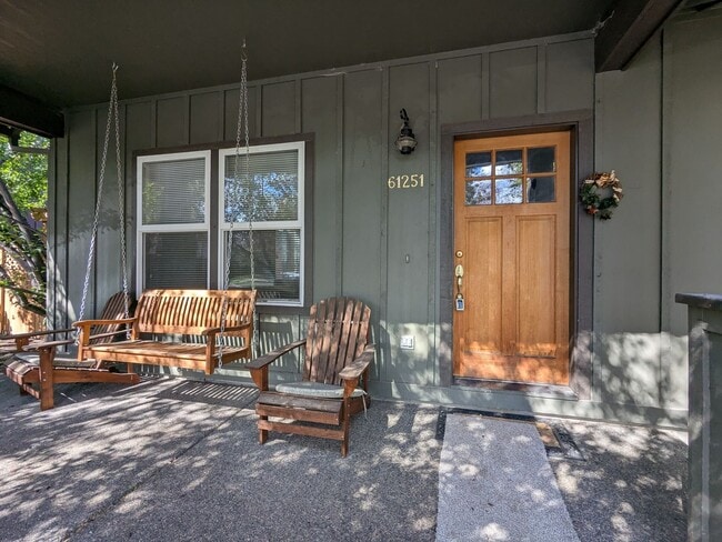 Building Photo - Adorable single-level 3x2 in desirable Fox...