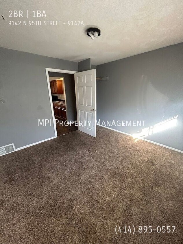 Foto del edificio - 9142A N. 95th STREET - 2 Bedroom Upper.