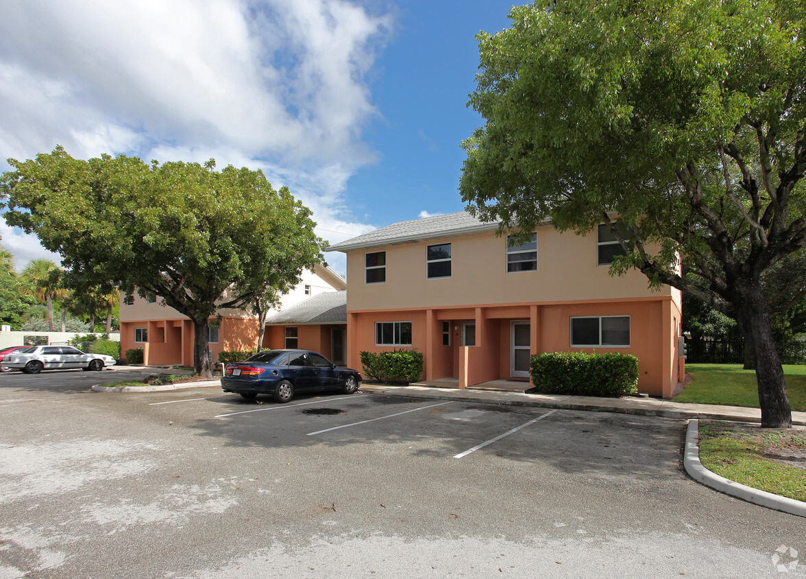 Primary Photo - Dixie Manor