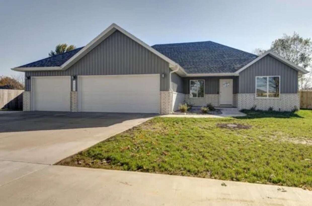 Foto principal - BRAND NEW 4 bedroom house in SW Springfield!