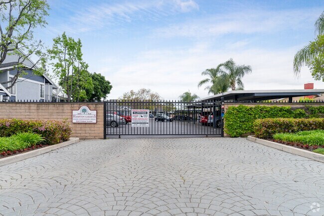 Entrada - Hampton Court Apartments