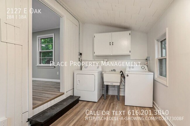 Building Photo - 2127 E Oak Updated 2 Bed/1Bath House!