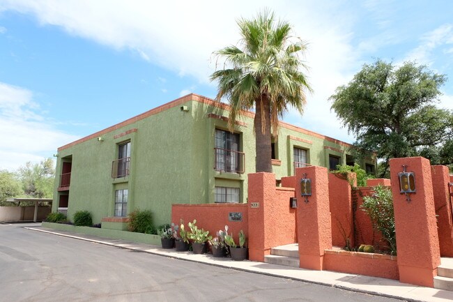 Building Photo - 922 N Chrysler Dr