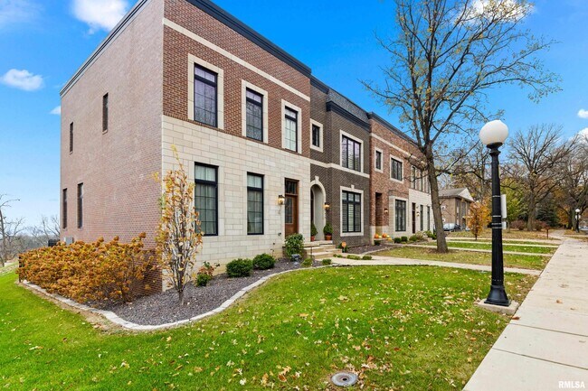 Foto del edificio - 824 W Moss Ave