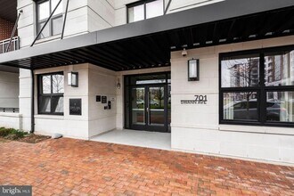 Building Photo - 701 Swann Ave