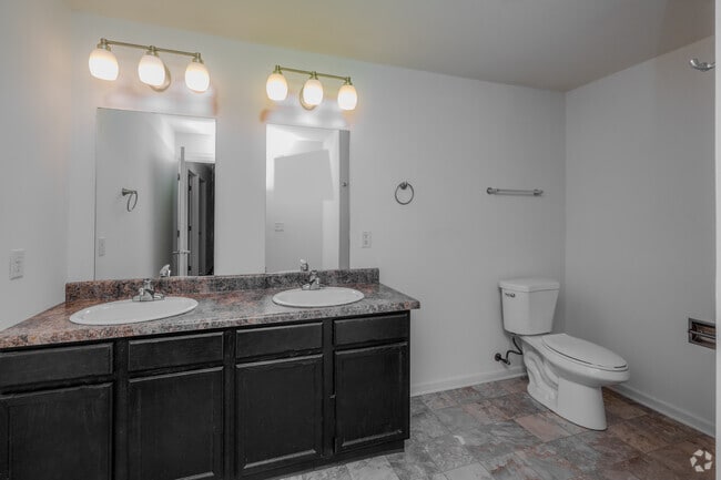 2BR, 1BA - 1,020SF - Bathroom - Layton 1900 Apartments