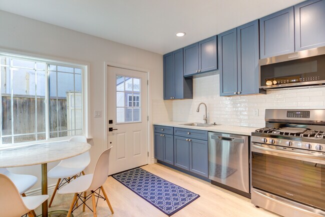 Building Photo - 1143 Woodside Dr