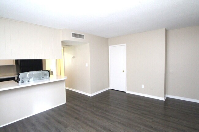 Foto del edificio - Don’t Miss This Updated First-Floor 1BR — Modern Upgrades, Easy Living & Prime Location Near 9 Mi...