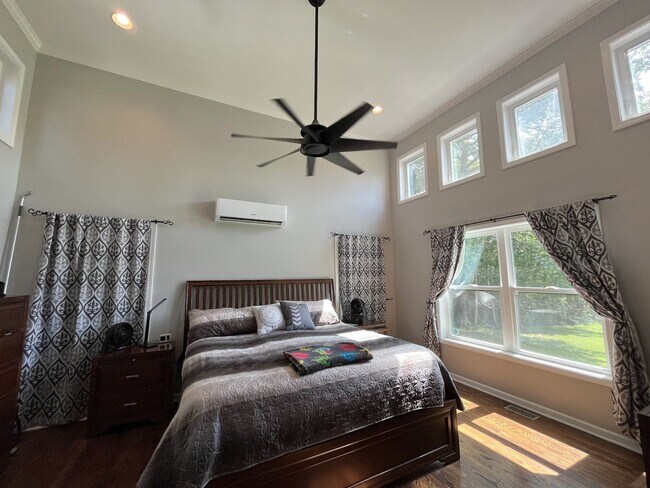 Foto del edificio - ONE-OF-A-KIND RENTAL ON 16 ACRES | UPDATED...