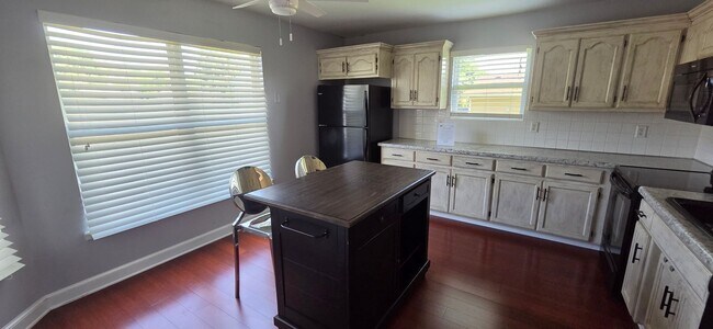 Foto del edificio - 715 SW Graystone Dr