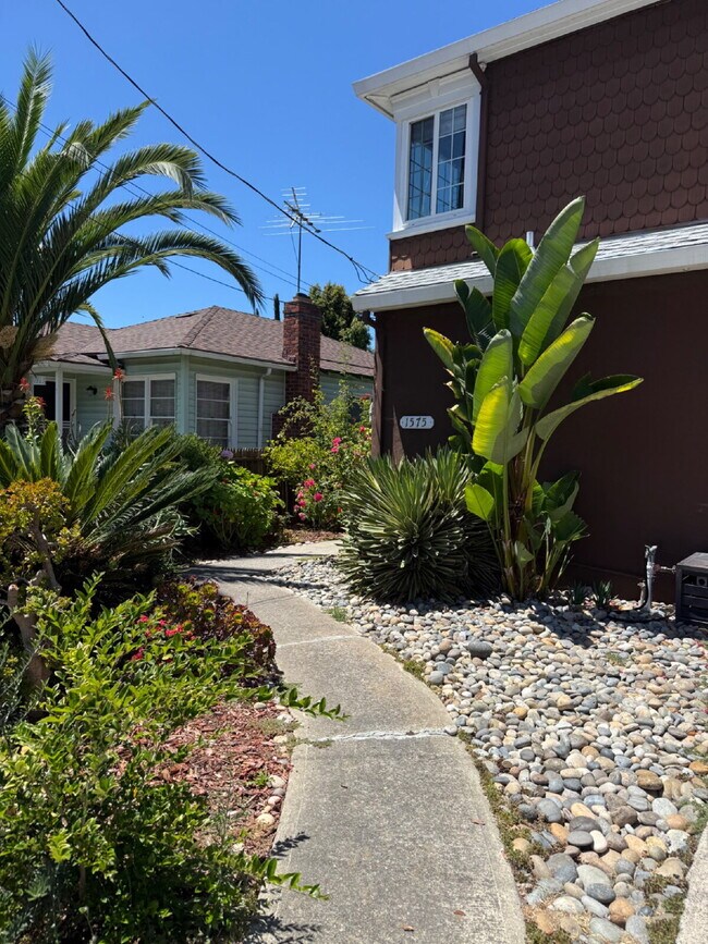 Foto del edificio - Spacious 4 Bedroom 2.5 Bathroom Hayward Home with Fresh Paint and New Carpet