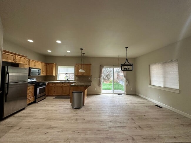 Building Photo - Cozy 3 Bed, 2 Bath Home located on the Eastside of Bend!
