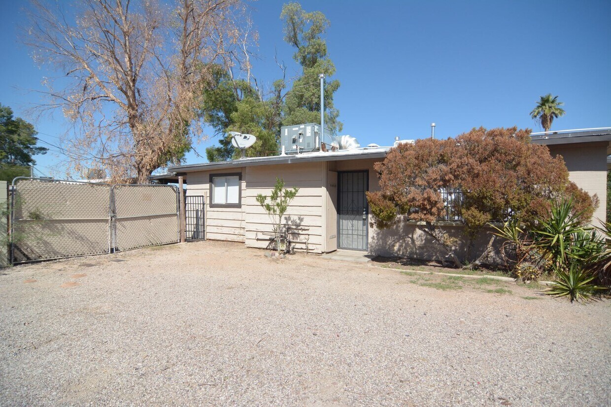 Charming 1 Bedroom 1 Bath Duplex! Great Ce... - Charming 1 Bedroom 1 Bath Duplex! Great Ce...