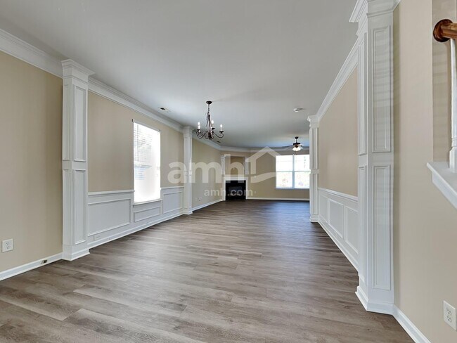 Building Photo - 533 Wrayhill Dr