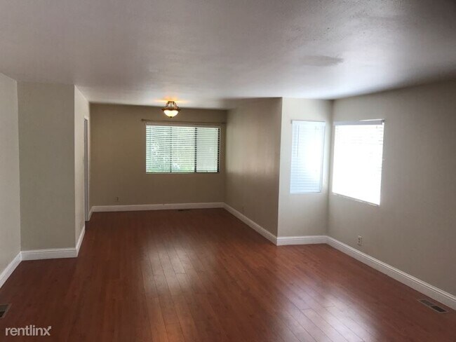 Building Photo - 3 br, 2 bath Townhome - 897 Webster St