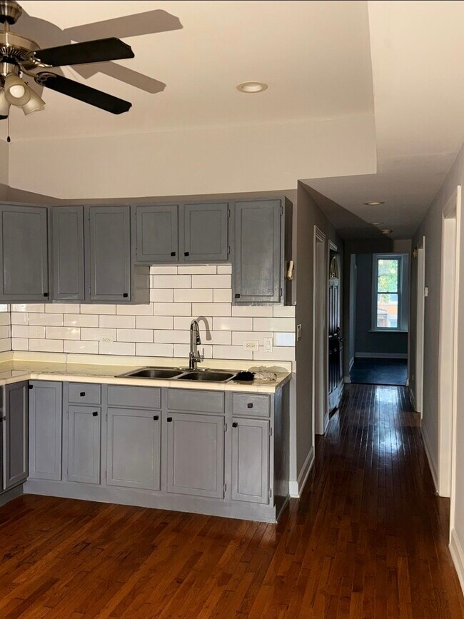 Kitchen - 3242 N Monticello Ave