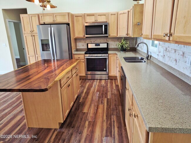 Foto del edificio - 711 N Park St