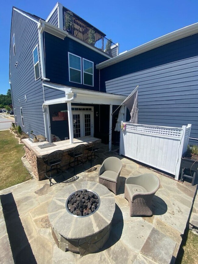 Building Photo - End Unit Townhome with many Upgrades - Downtown Wake Forest!