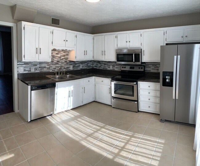Building Photo - Gorgeous 2 Bed, 1.5 Bath Condo Available A...