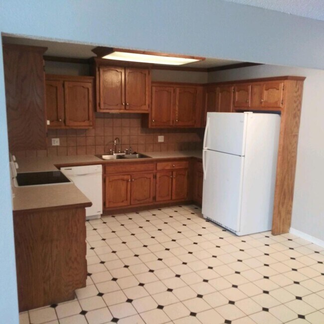 Building Photo - 504 N Austin St