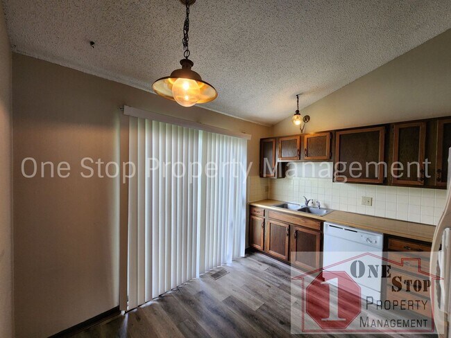 Building Photo - Beautiful 3 Bedroom / 1.5 Bathroom Duplex ...