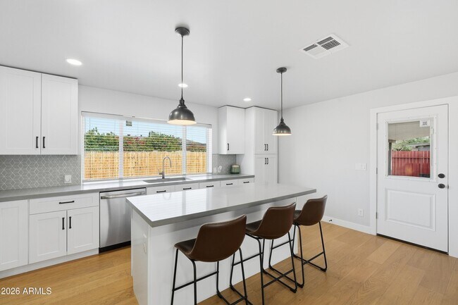 Foto del edificio - 8626 E Roanoke Ave