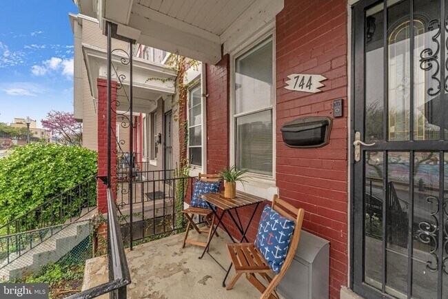 Foto del edificio - 744 Columbia Rd NW