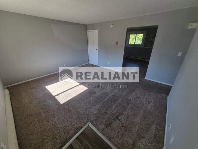 Building Photo - 5085 Wooddale Dr
