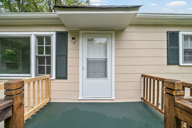 Building Photo - 2 Bedroom Home For Rent Near APSU!
