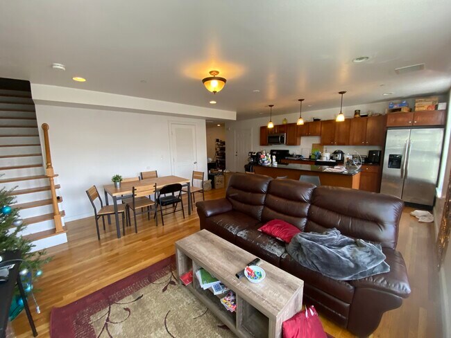 Building Photo - 59 Circuit St