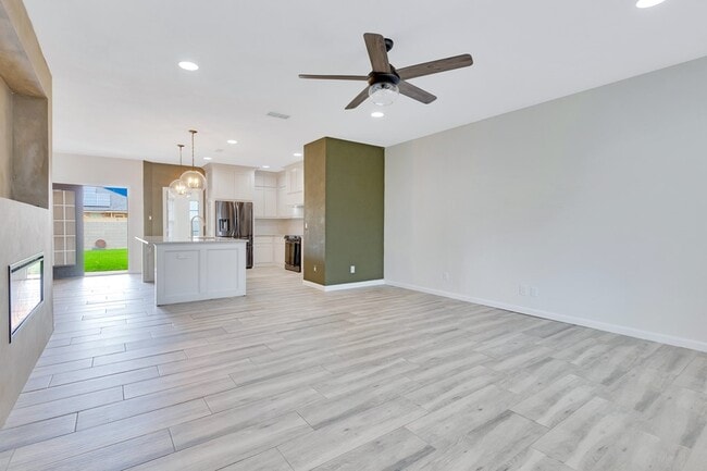 Building Photo - 9219 Holiday Dr