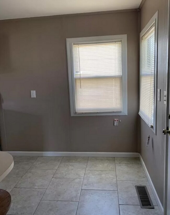 Building Photo - 2 Bedroom House