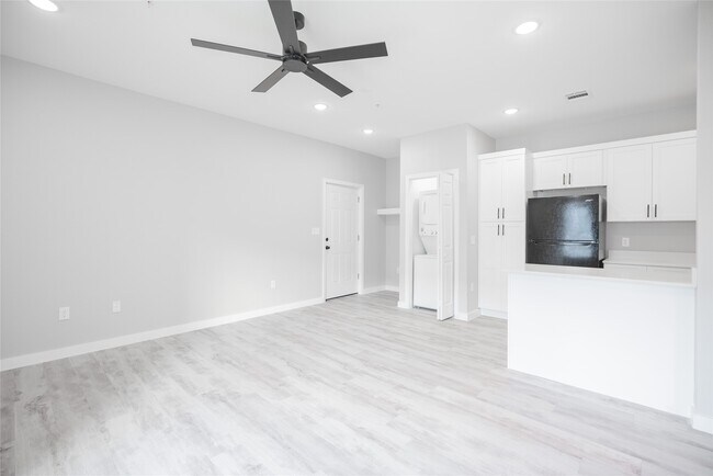 Foto del edificio - 2101 Reinke Rd