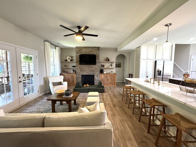 Building Photo - Magazine Worthy Home!