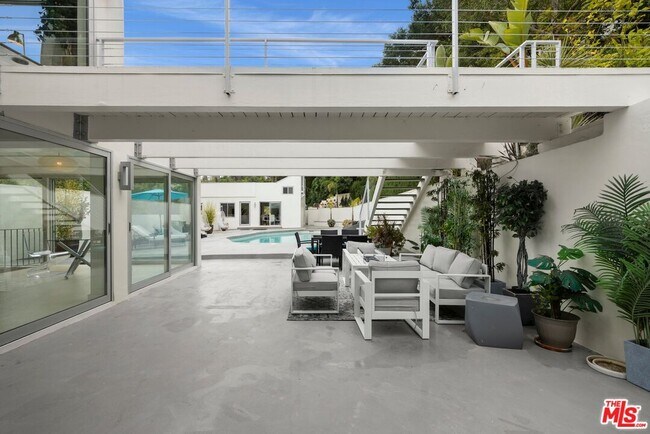 Foto del edificio - 3210 Coldwater Canyon Ln