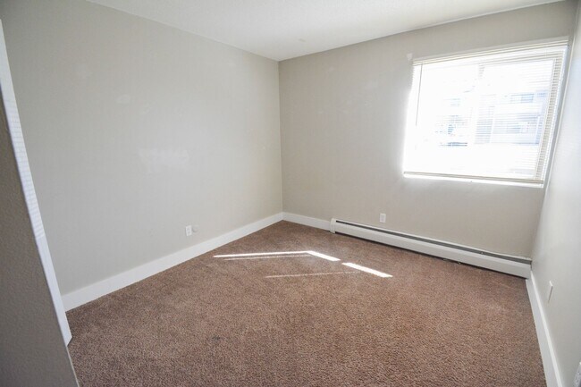 Foto del edificio - Main floor condo with great patio & many updates!