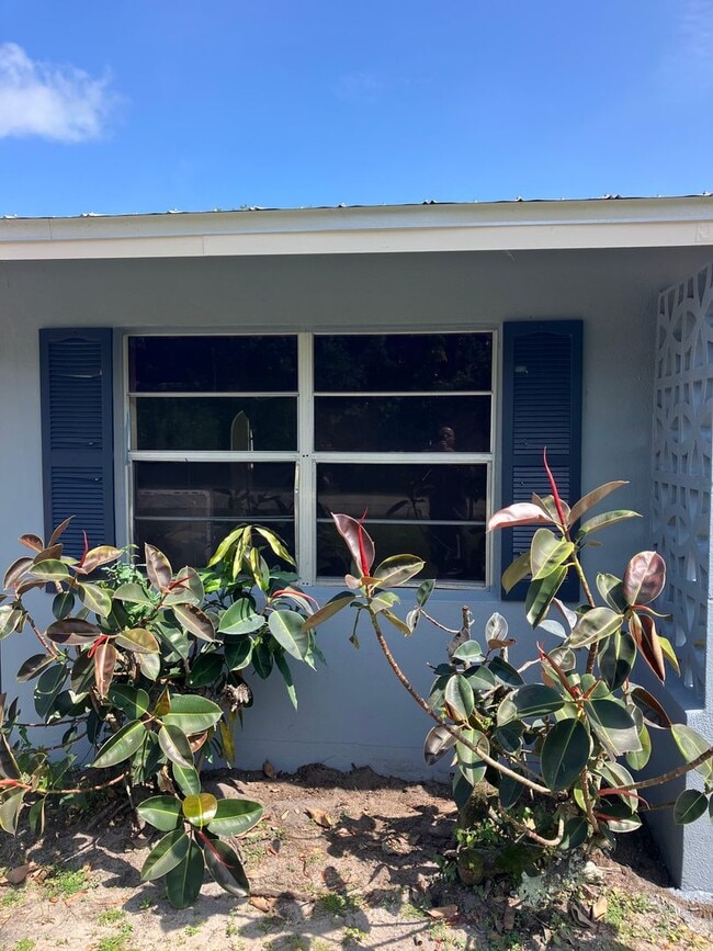 Building Photo - 3 BED 1 BATH DUPLEX. FENCED YARD!